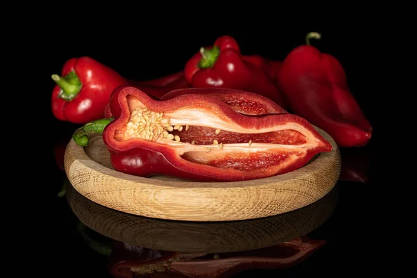 Sweet červená paprika izolované na černém skle — Stock fotografie