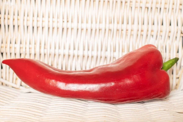 Dolce peperone rosso con rattan intrecciato — Foto Stock