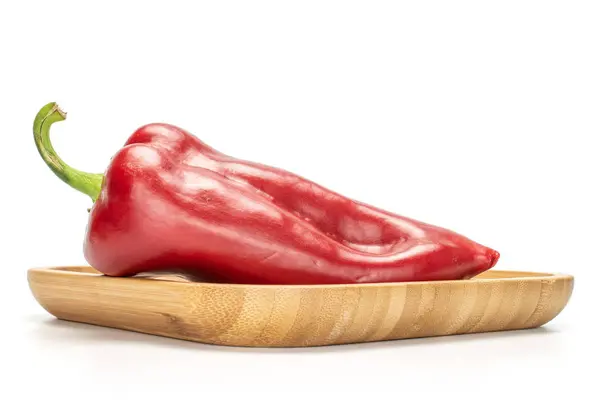 Słodka czerwona papryka izolowana na białym — Zdjęcie stockowe