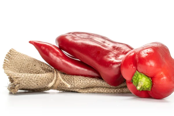 Dolce peperone rosso isolato su bianco — Foto Stock