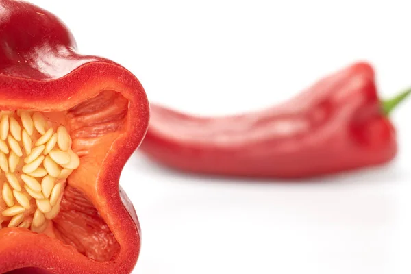 Γλυκό κόκκινο bell pepper απομονώνονται σε λευκό — Φωτογραφία Αρχείου