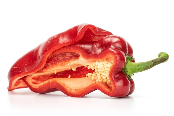 Γλυκό κόκκινο bell pepper απομονώνονται σε λευκό — Φωτογραφία Αρχείου