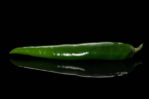 Verse hete peper geïsoleerd op zwart glas — Stockfoto