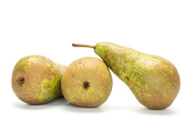 Taze yeşil konferans armudu beyazda izole.