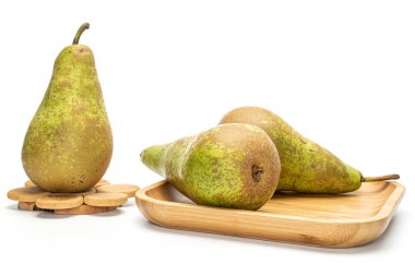 Taze yeşil konferans armudu beyazda izole.