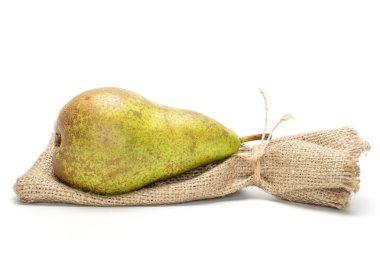 Taze yeşil konferans armudu beyazda izole.