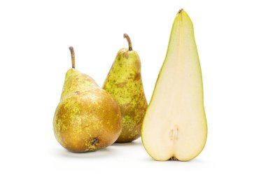 Taze yeşil konferans armudu beyazda izole.