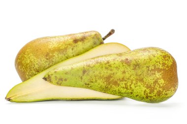 Taze yeşil konferans armudu beyazda izole.