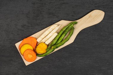 Gri taşta kurutulmuş sebze cipsi.