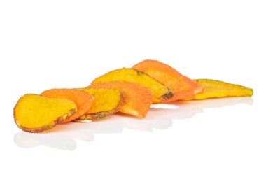 Kurutulmuş sebze cipsi beyaza izole edilmiş.