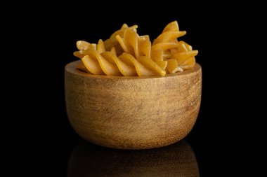 Kuru kepekli fusili siyah camda izole edilmiş.