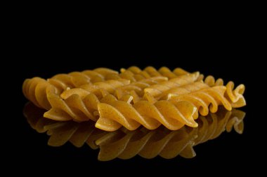 Kuru kepekli fusili siyah camda izole edilmiş.