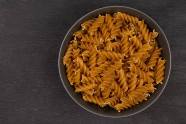 Gri taşın üzerinde fusili kurut.