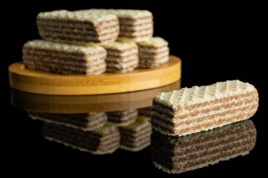 Siyah camda izole edilmiş fındıklı gofret kurabiyesi.