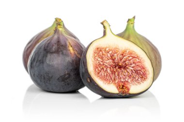 Tatlı mor incir beyaza izole edilmiş