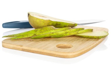 Beyaz izole taze yeşil armut