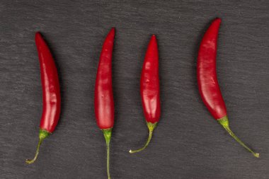 Gri taşta kırmızı acı biber