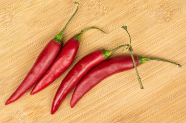 Kırmızı acı biberli kırmızı odun.