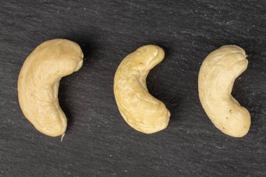 Gri taşın üzerinde taze kaju fıstığı