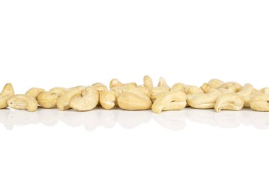 Taze fındık, beyaz üzerine izole edilmiş.