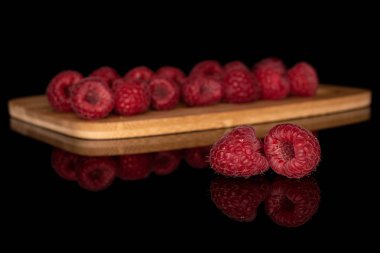 Taze kırmızı ahududu siyah cam izole