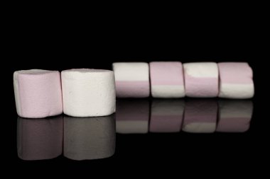 Tatlı pastel şekerlemeler siyah camlarda izole edilmiş.