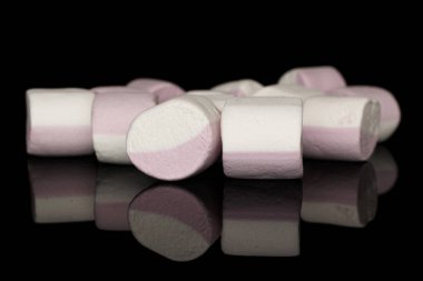 Tatlı pastel şekerlemeler siyah camlarda izole edilmiş.
