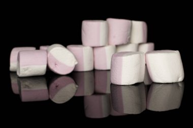 Tatlı pastel şekerlemeler siyah camlarda izole edilmiş.