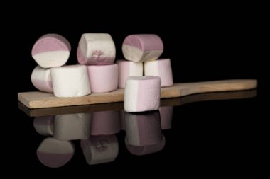 Tatlı pastel şekerlemeler siyah camlarda izole edilmiş.