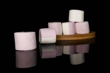 Tatlı pastel şekerlemeler siyah camlarda izole edilmiş.