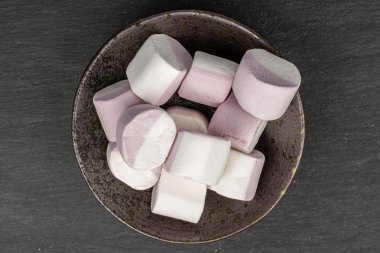 Gri taşın üzerinde tatlı pastel şekerlemeler