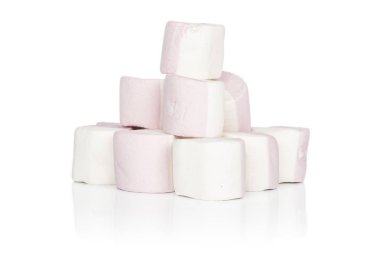 Tatlı pastel marşmelov beyaza izole edilmiş.
