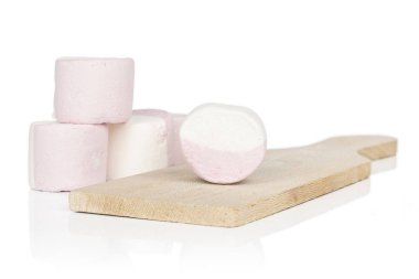 Tatlı pastel marşmelov beyaza izole edilmiş.