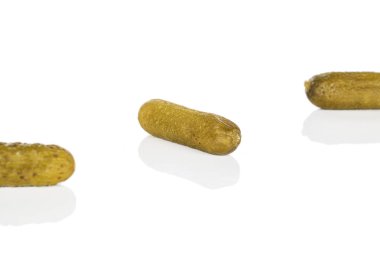 Ekşi yeşil turşular beyaz üzerine izole edilmiş