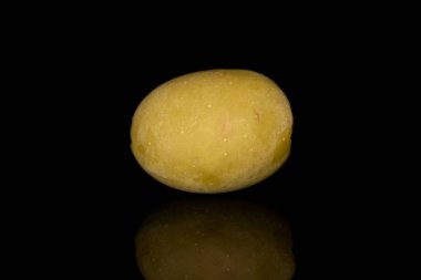 Yeşil salamura edilmiş zeytin siyah camda izole edilmiş.