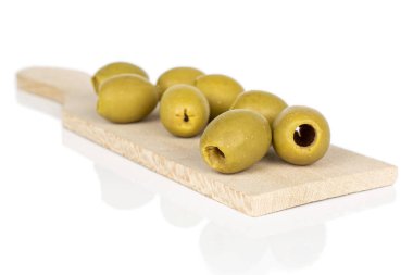 Salamura edilmiş yeşil zeytin beyazda izole edilmiş.