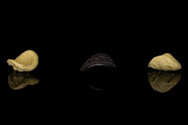 Siyah camda izole edilmiş makarna orkestrası.