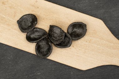 Gri taşın üzerinde makarna orkestrası