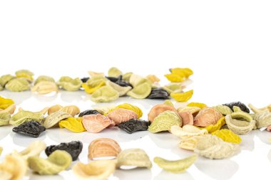 Beyaz renkte izole edilmiş makarna orkestrası