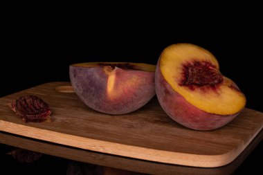 Tatlı kırmızı şeftali siyah camda izole edilmiş.