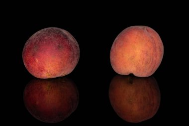 Tatlı kırmızı şeftali siyah camda izole edilmiş.