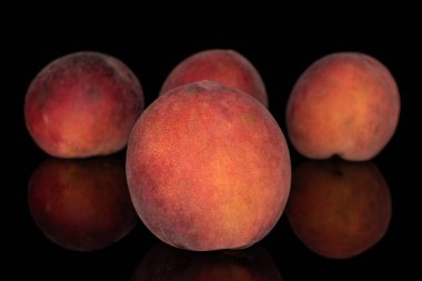 Tatlı kırmızı şeftali siyah camda izole edilmiş.