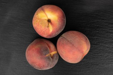 Gri taşta tatlı kırmızı şeftali