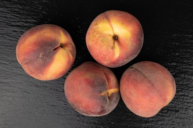 Gri taşta tatlı kırmızı şeftali