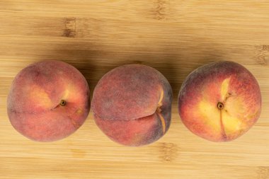 Hafif ahşap üzerinde tatlı kırmızı şeftali