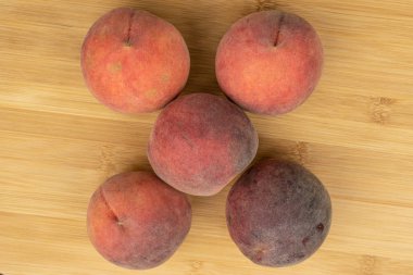 Hafif ahşap üzerinde tatlı kırmızı şeftali