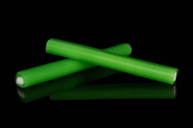 Siyah camda izole edilmiş tatlı çubuk şeker