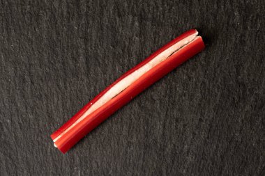 Gri taşta tatlı çubuk şeker