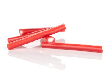 Tatlı çubuk şekerler beyazda izole edilmiş