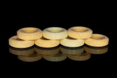 Siyah camda izole edilmiş soluk yuvarlak şeker